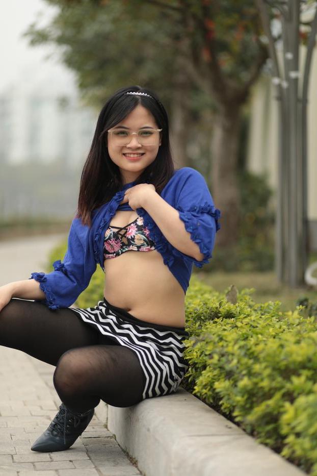 20P Gorgeous Asian model with glasses flashing her sexy bra in public