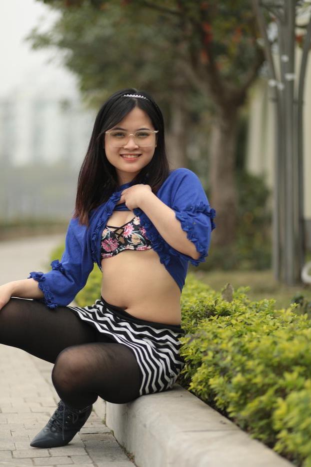 20P Gorgeous Asian model with glasses flashing her sexy bra in public