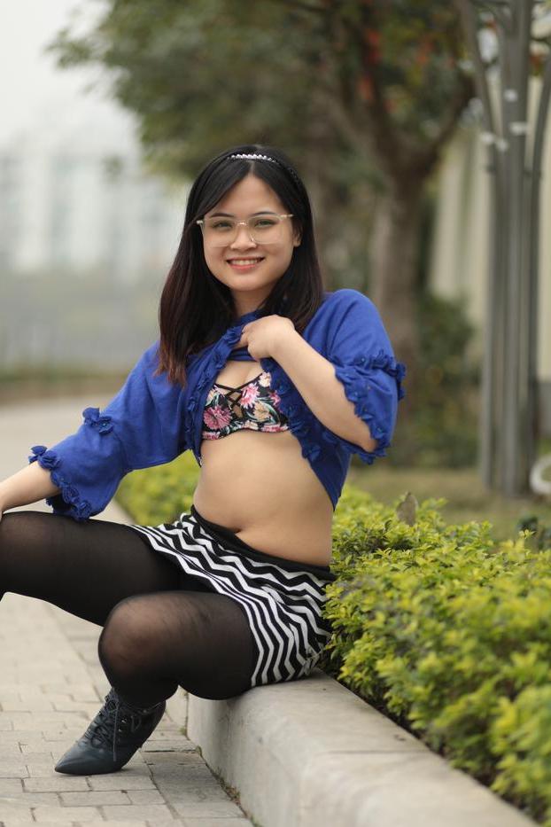 20P Gorgeous Asian model with glasses flashing her sexy bra in public