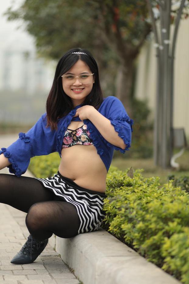 20P Gorgeous Asian model with glasses flashing her sexy bra in public