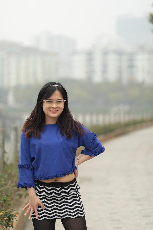 20P Gorgeous Asian model with glasses flashing her sexy bra in public