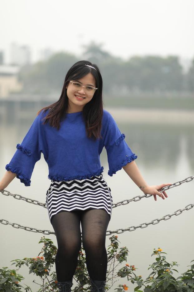 20P Gorgeous Asian model with glasses flashing her sexy bra in public