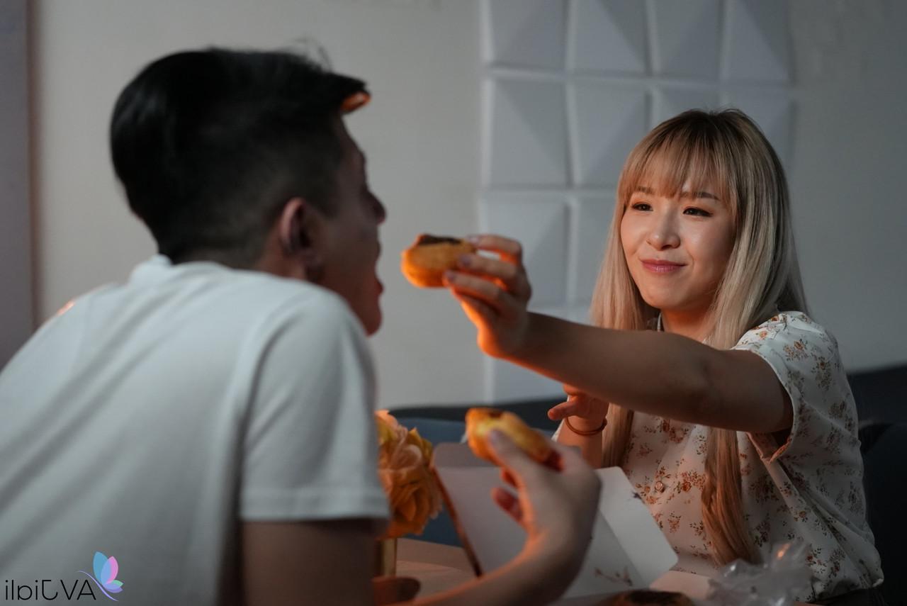 20P A sexy chinesa Lina tem a boca e a buceta fodidas no primeiro encontro