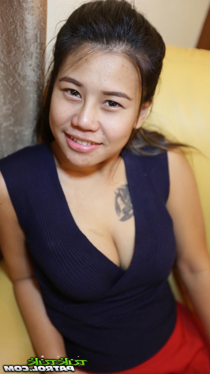20P Milk, amateur asiatique, expose ses jolis seins et profite d'une baise de chatte en POV.