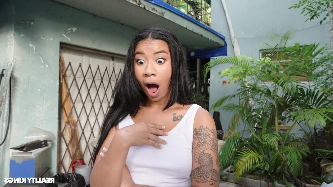 20P A gata safada Ameena Greene e seu namorado fazem um sexo a 3 ao ar livre com uma gostosa negra
