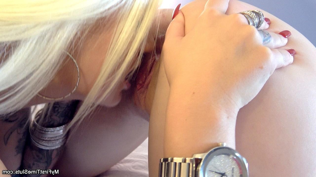 20P Die lustvollen Amateur-Lesben Lila Fray und LuckyB Dallas genießen intensiven Sex auf dem Bett