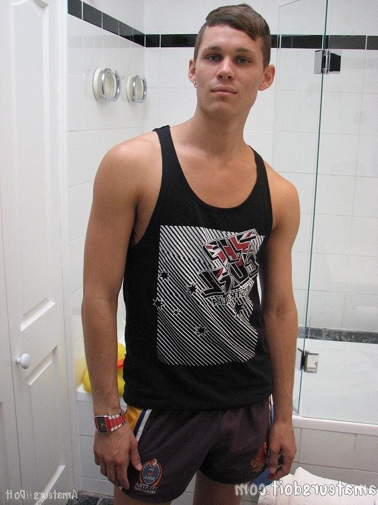 20P Gay amador Tate Ryder revela seu corpo e tira sua ereção no banheiro