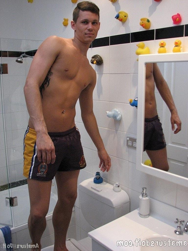 20P Gay amador Tate Ryder revela seu corpo e tira sua ereção no banheiro