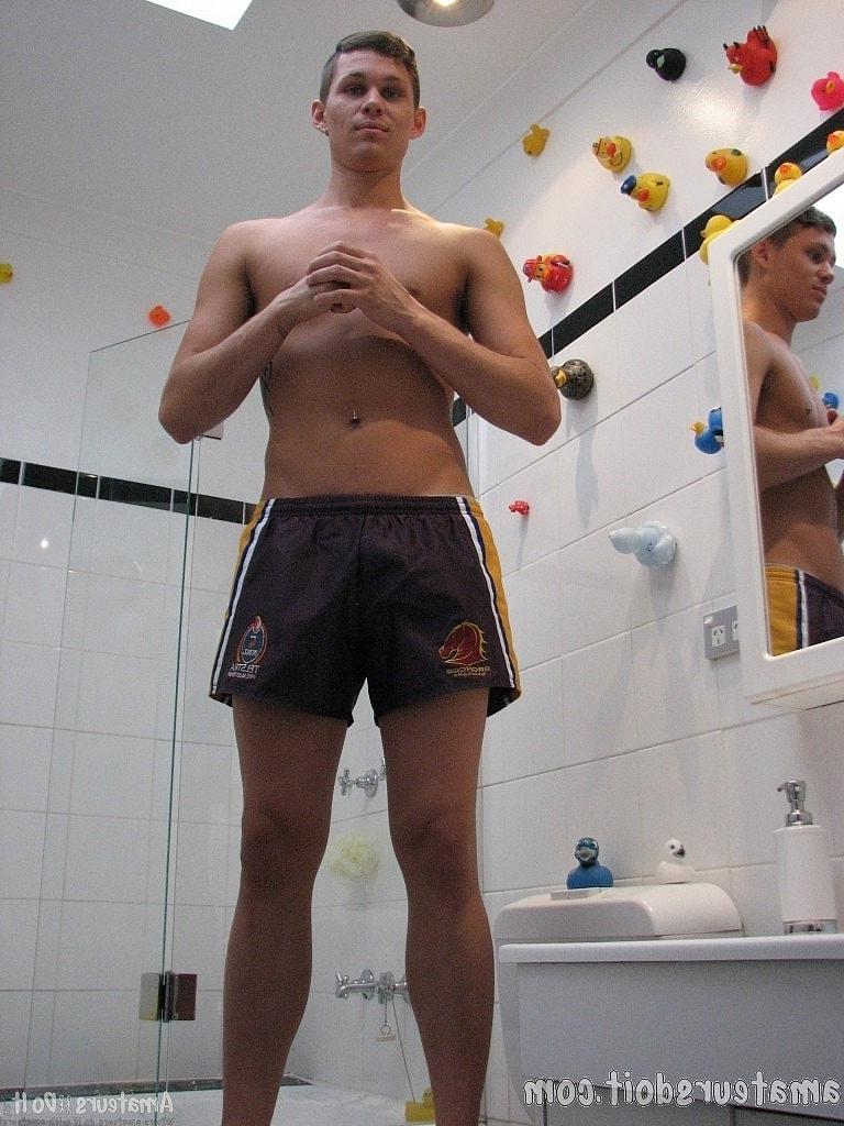 20P Gay amador Tate Ryder revela seu corpo e tira sua ereção no banheiro