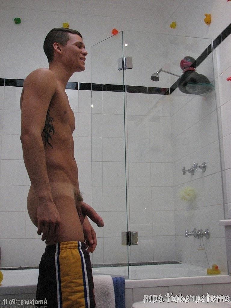 20P Gay amador Tate Ryder revela seu corpo e tira sua ereção no banheiro