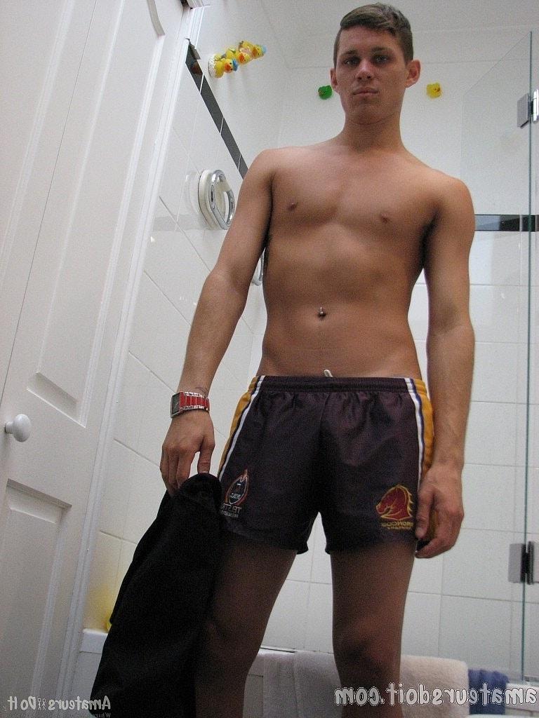 20P Gay amador Tate Ryder revela seu corpo e tira sua ereção no banheiro