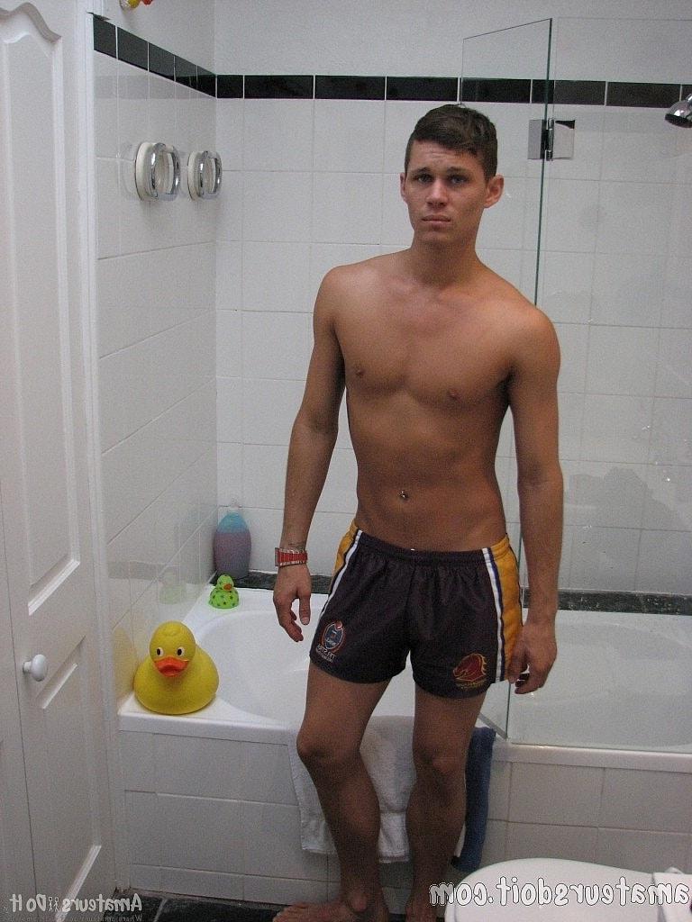 20P Gay amador Tate Ryder revela seu corpo e tira sua ereção no banheiro