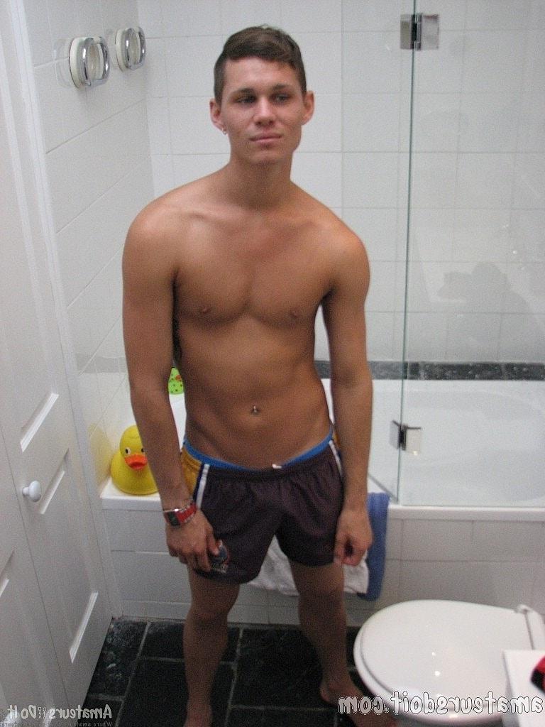 20P Gay amador Tate Ryder revela seu corpo e tira sua ereção no banheiro