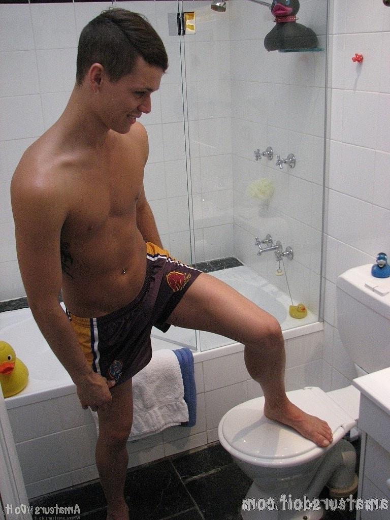 20P Gay amador Tate Ryder revela seu corpo e tira sua ereção no banheiro