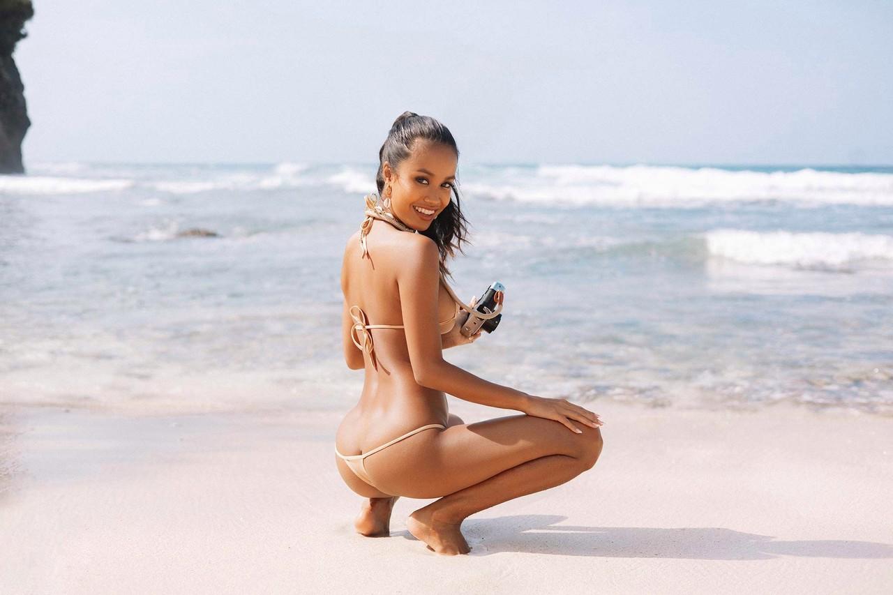 10P Das sexy Cam-Babe von OnlyFans, Putri Cinta, zeigt ihren zierlichen Körper im Bikini