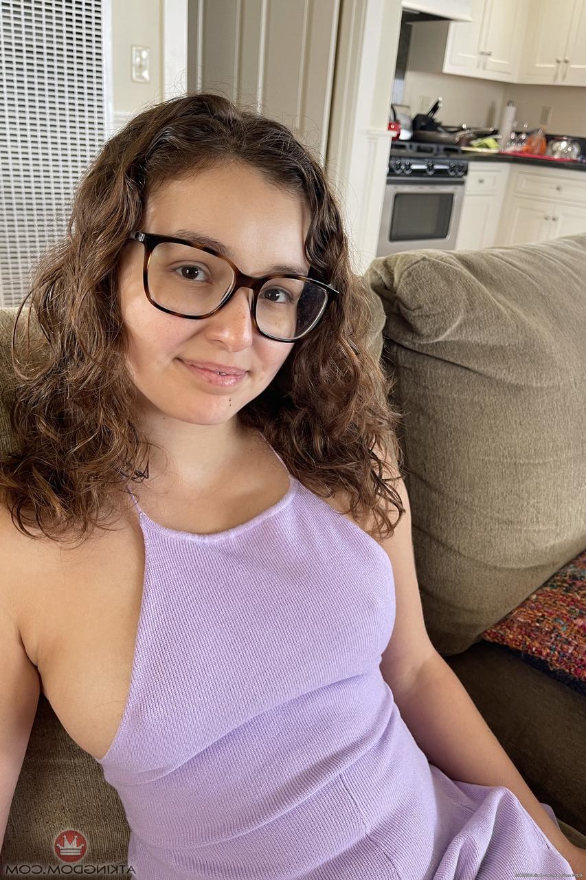 20P Adolescente safada de óculos Leana Lovings expõe seu buraco de foda e bunda grande