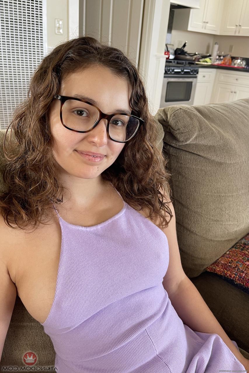 20P Adolescente safada de óculos Leana Lovings expõe seu buraco de foda e bunda grande