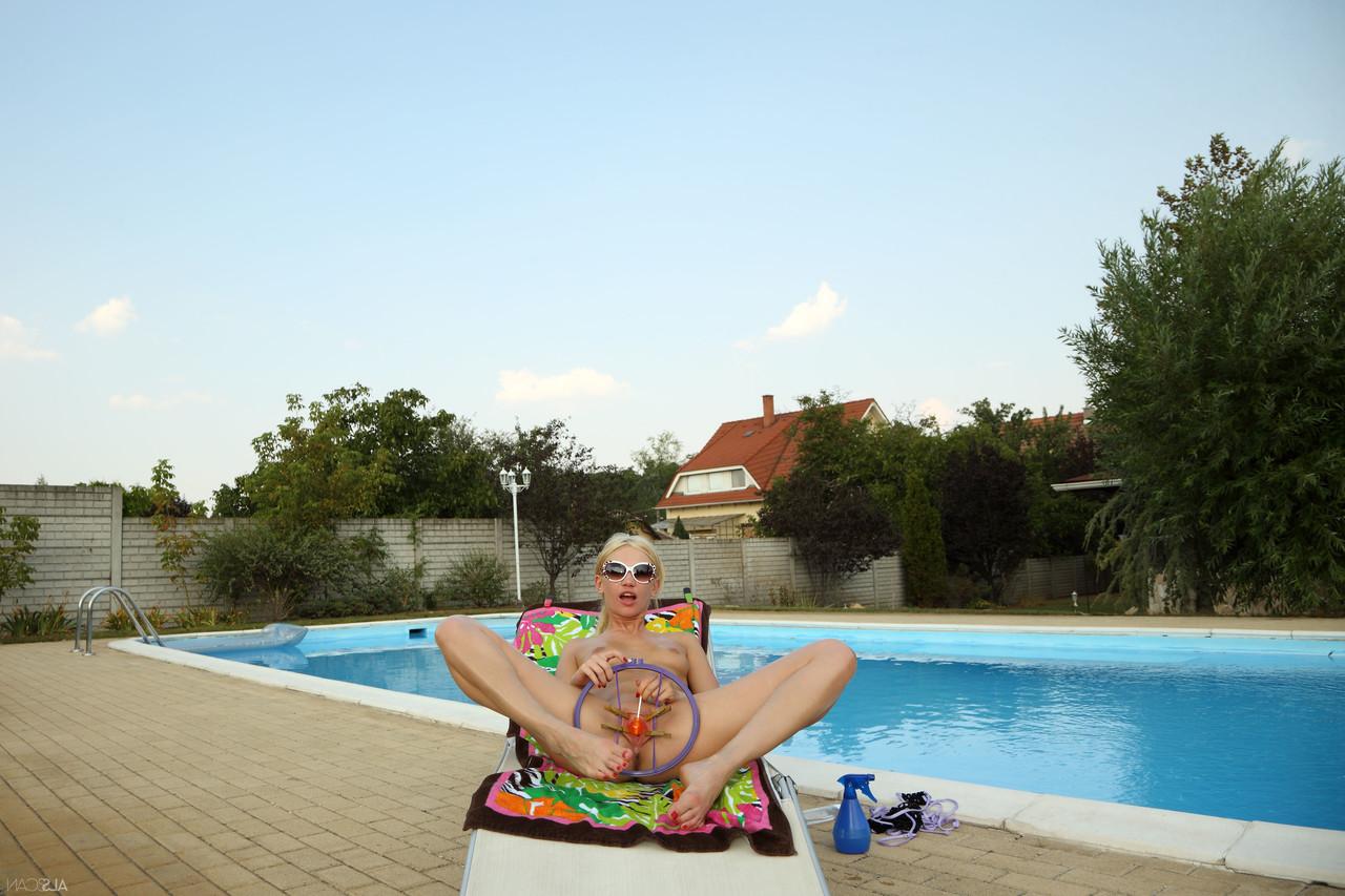 20P Loira magra com óculos de sol Cayenne se fode com um pirulito à beira da piscina