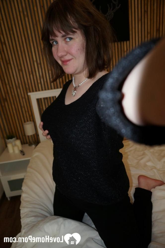 9P MILF morena amateur expone sus grandes pechos naturales y posa en una cama