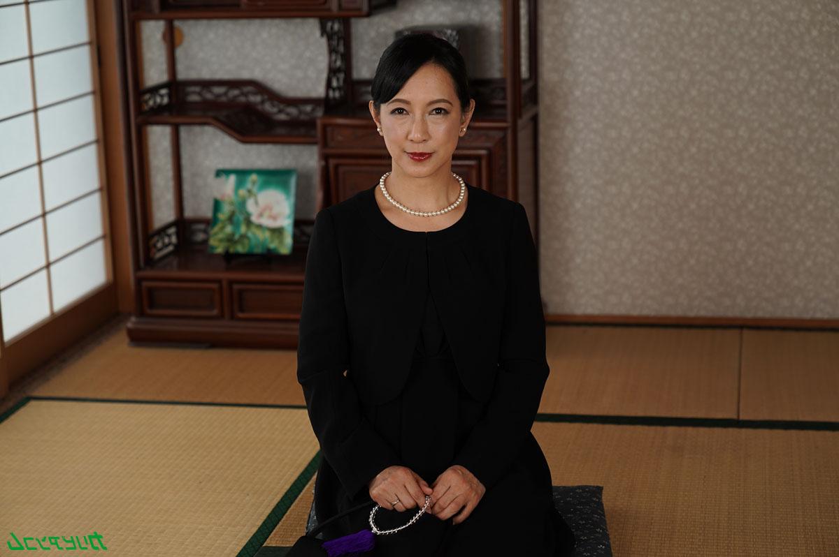 20P La MILF asiatique Chino Ogata montre sa chatte crémée après un sexe en groupe sauvage.
