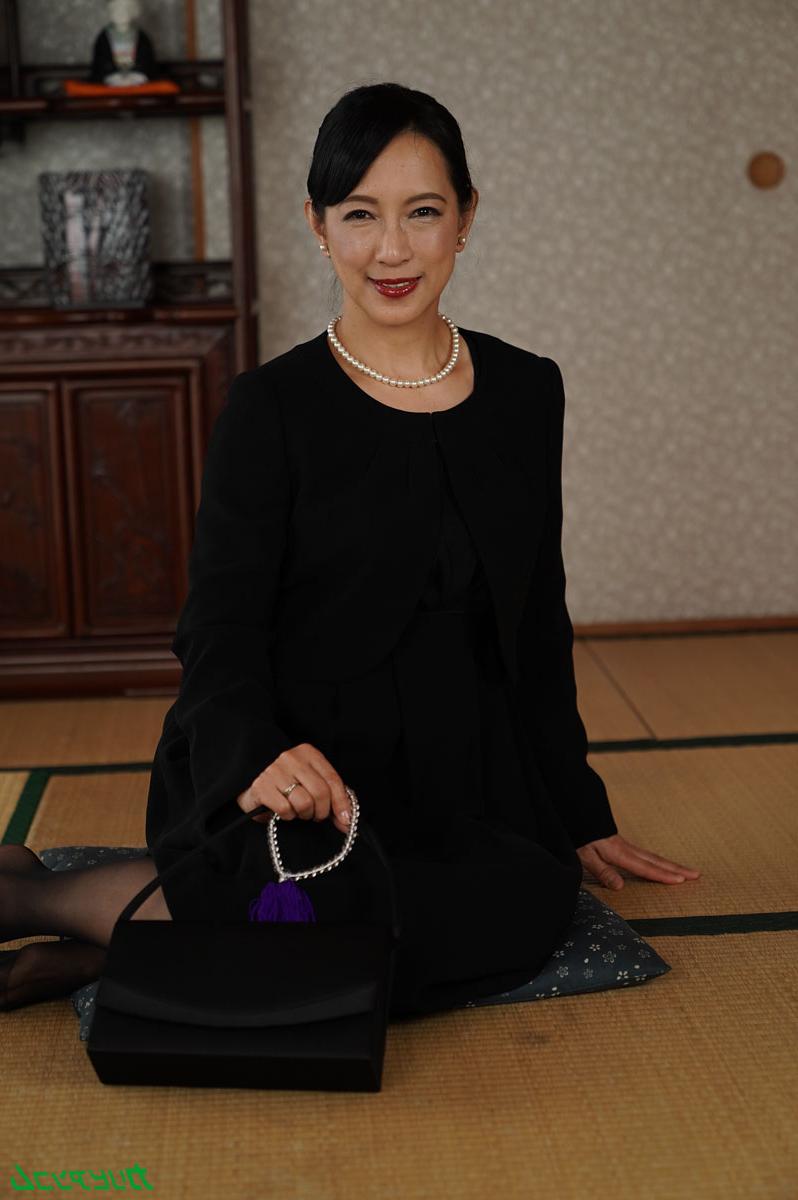 20P La MILF asiatique Chino Ogata montre sa chatte crémée après un sexe en groupe sauvage.
