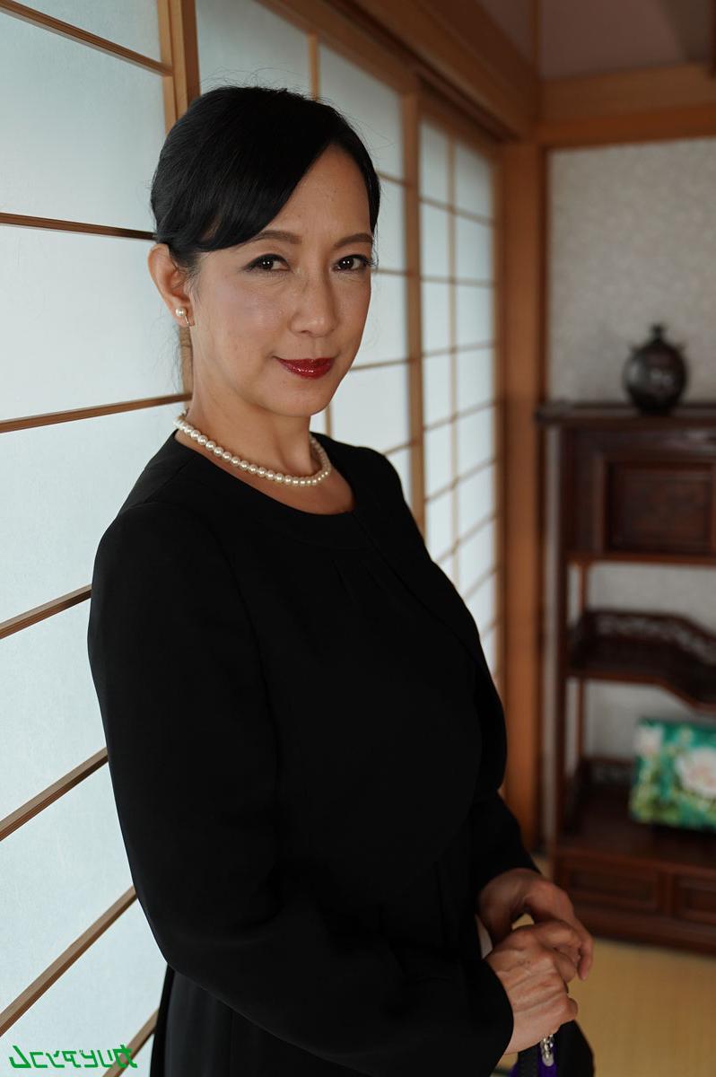 20P La MILF asiatique Chino Ogata montre sa chatte crémée après un sexe en groupe sauvage.