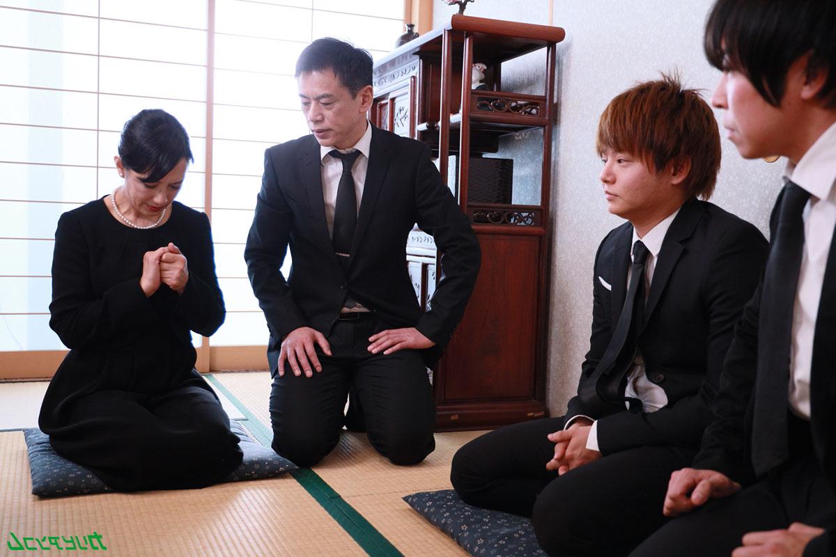 20P La MILF asiatique Chino Ogata montre sa chatte crémée après un sexe en groupe sauvage.