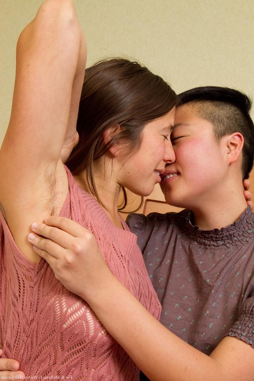 20P Morena Amadora com grandes mamas Melissa e Asian dyke Fin gostam de sexo lésbico