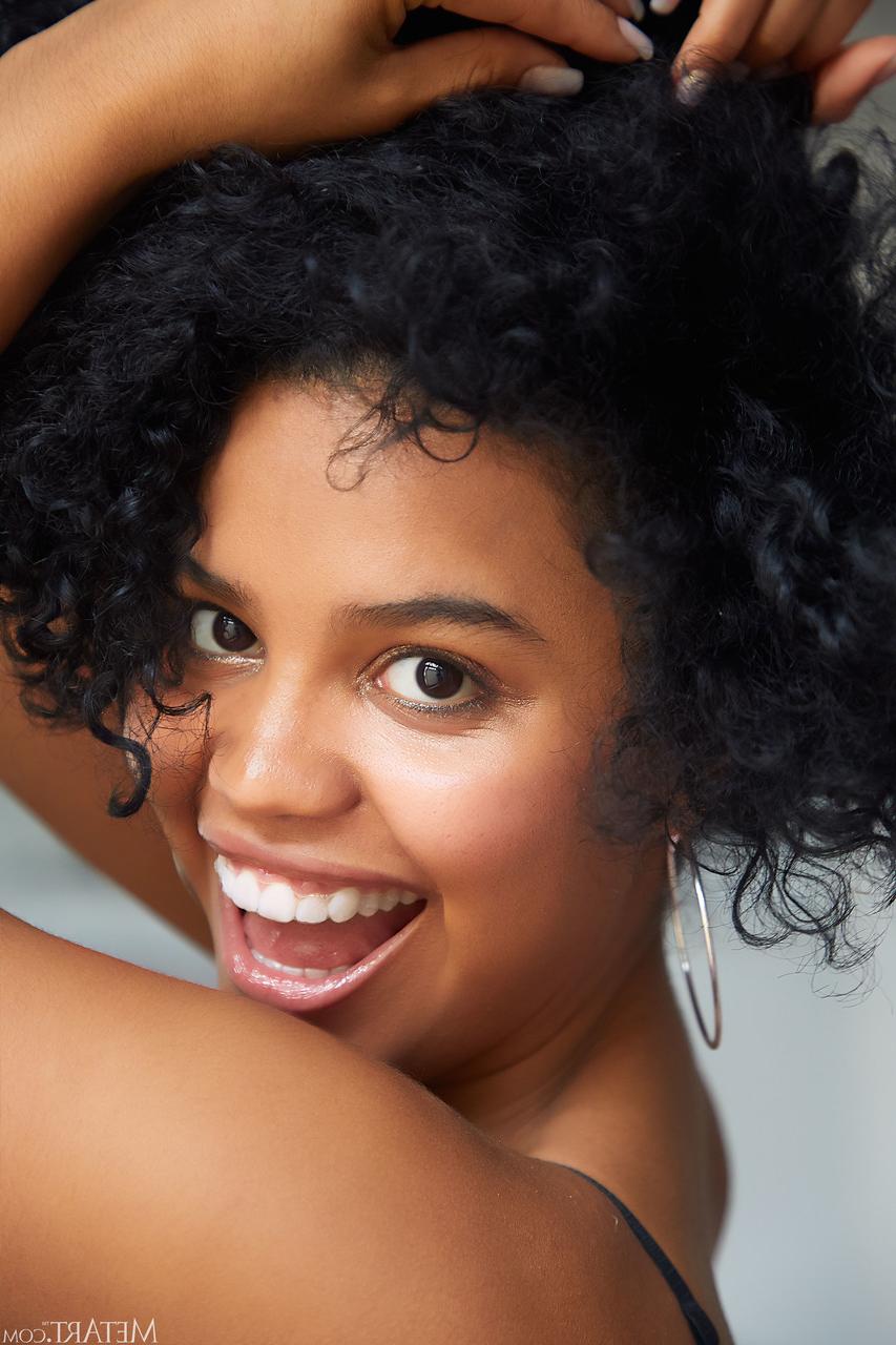 20P A gata negra Selva Lapiedra tira e mostra sua bunda grande e regalo perfeitamente aparado