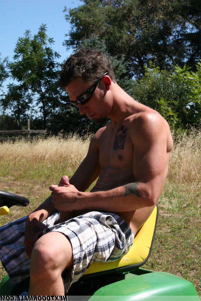 20P Gay amateur con un tatuaje en el pecho James saca su gran polla y se la masturba
