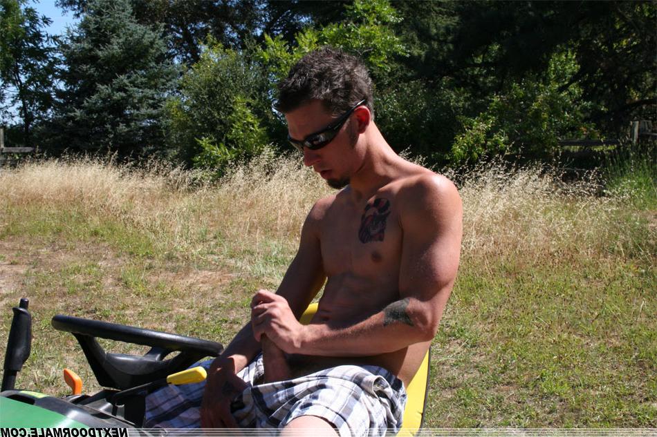 20P Gay amateur con un tatuaje en el pecho James saca su gran polla y se la masturba