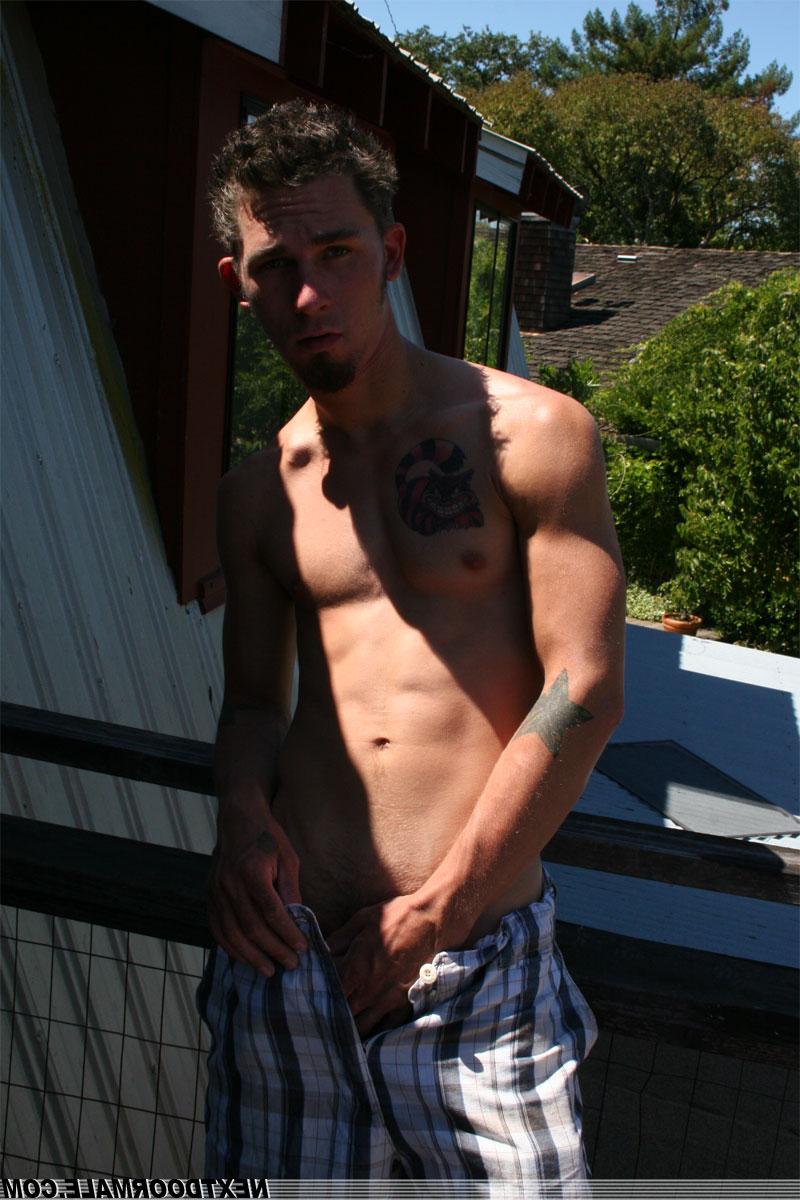20P Gay amateur con un tatuaje en el pecho James saca su gran polla y se la masturba