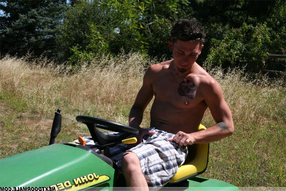 20P Gay amateur con un tatuaje en el pecho James saca su gran polla y se la masturba
