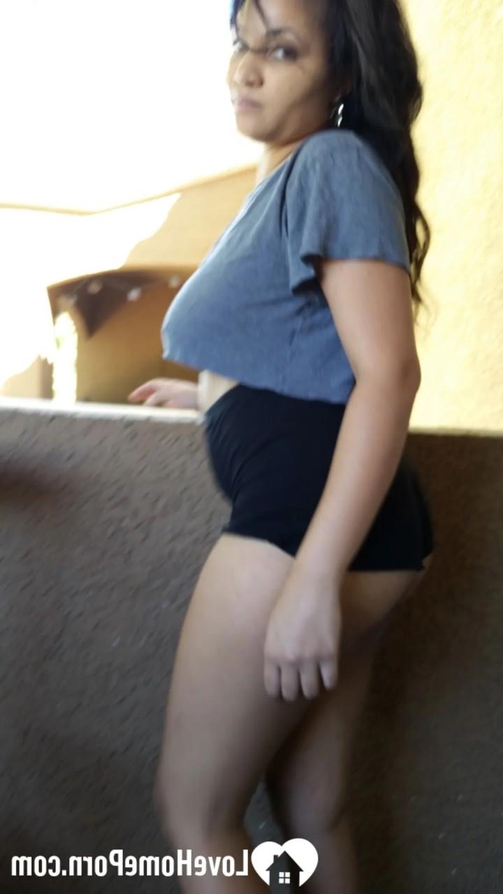 20P Mollige Amateurin aus Ebenholz posiert ohne BH in ihrem sexy Hemd auf dem Balkon