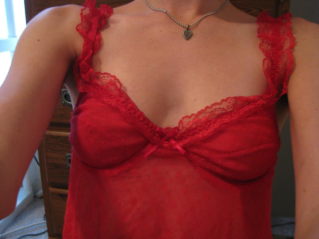 20P Douce petite amie amateur enlève son déshabillé rouge et exhibe ses petits seins