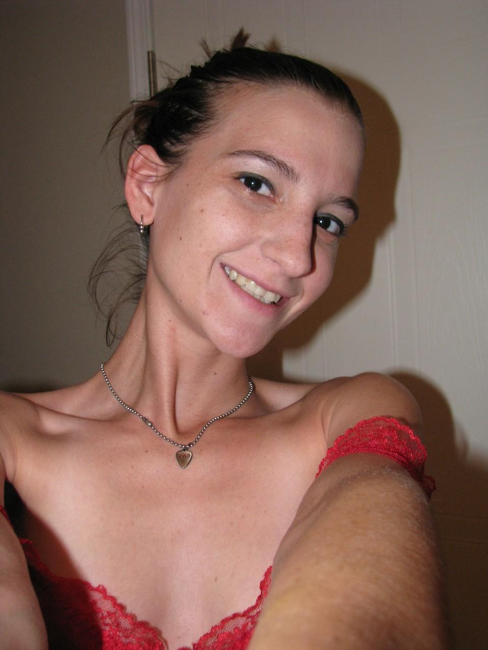 20P Douce petite amie amateur enlève son déshabillé rouge et exhibe ses petits seins