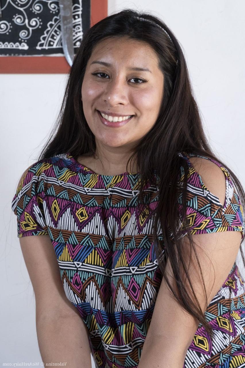 20P Morena amadora Valentina revela seu corpo gordinho e buceta peluda em um solo
