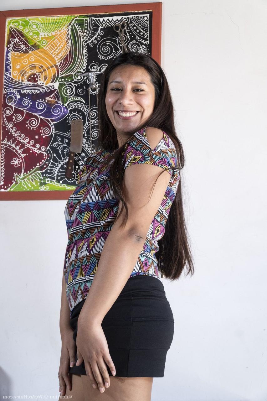 20P Morena amadora Valentina revela seu corpo gordinho e buceta peluda em um solo