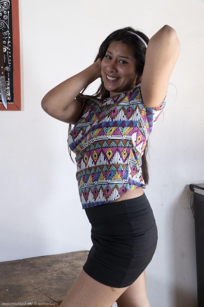 20P Morena amadora Valentina revela seu corpo gordinho e buceta peluda em um solo