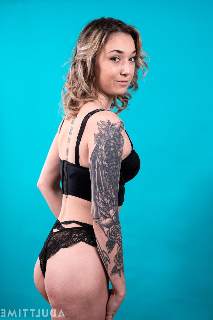 20P Loira tatuada Nicki Hunter B recebendo boca e buceta fodidas hardcore