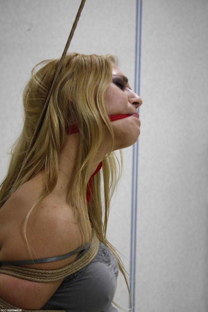 20P Gata húngara de salto alto Linda Ray fica amarrada com força em uma corda