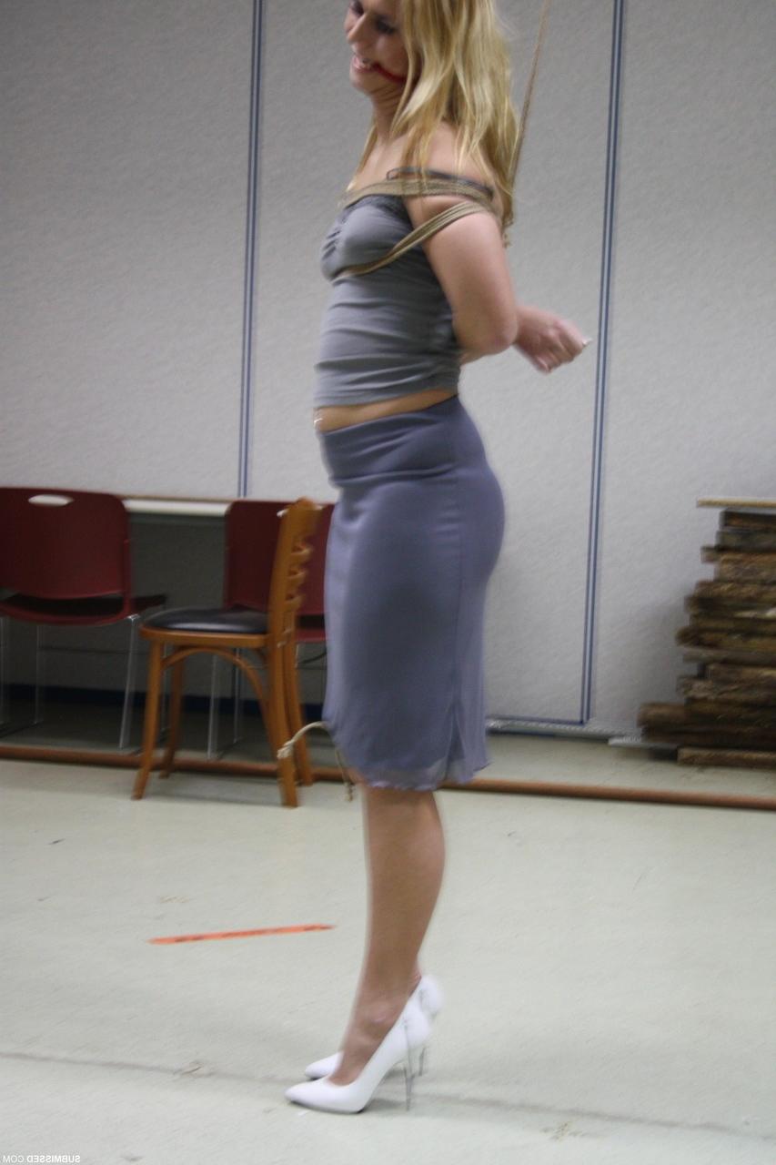 20P Gata húngara de salto alto Linda Ray fica amarrada com força em uma corda
