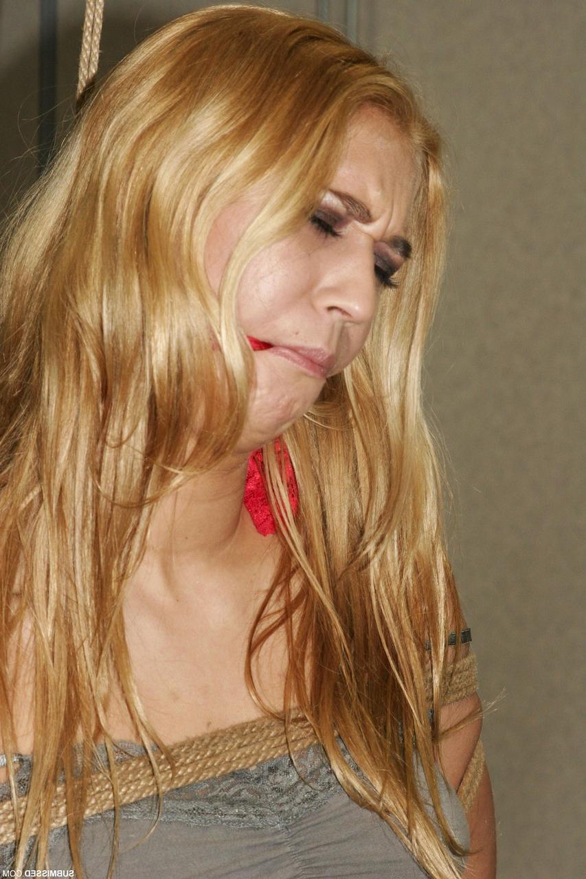 20P Gata húngara de salto alto Linda Ray fica amarrada com força em uma corda