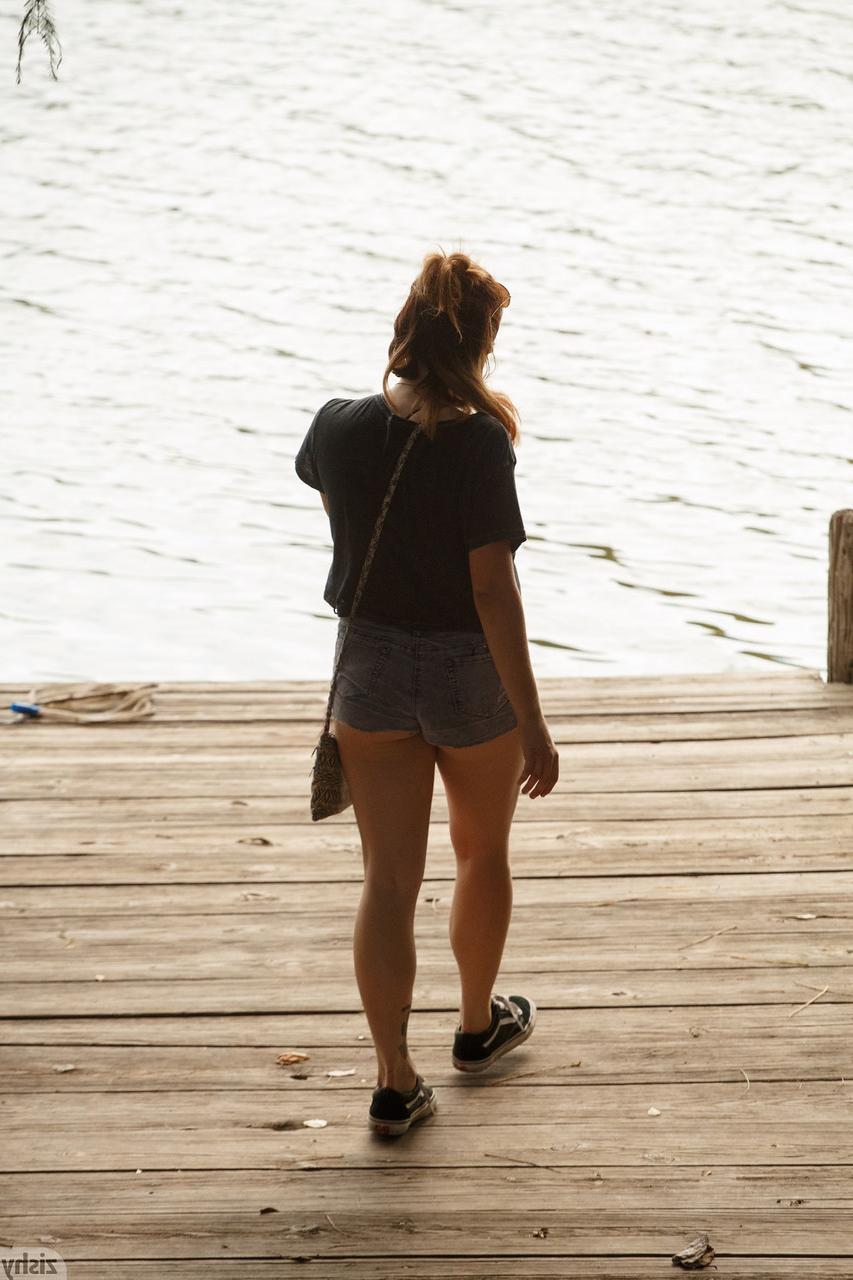 12P La amateur Kelsey Berneray muestra sus increíbles y grandes tetas perforadas al aire libre