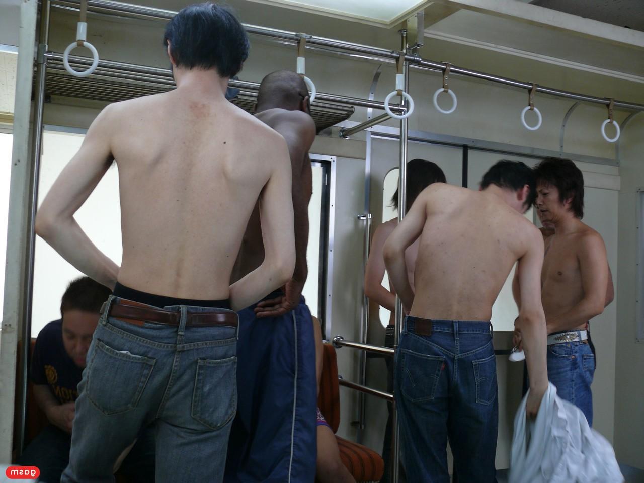 15P A linda garota japonesa Iori Miduki é dominada, despojada e brincada em um gangbang