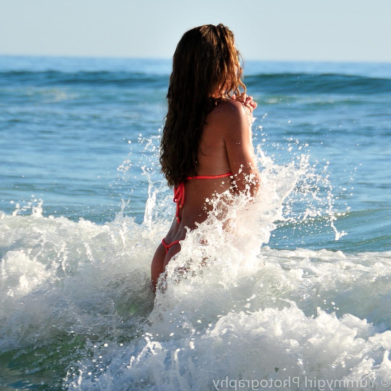 20P La grande MILF Sofie Marie montre son corps élancé dans un bikini étriqué à la plage.