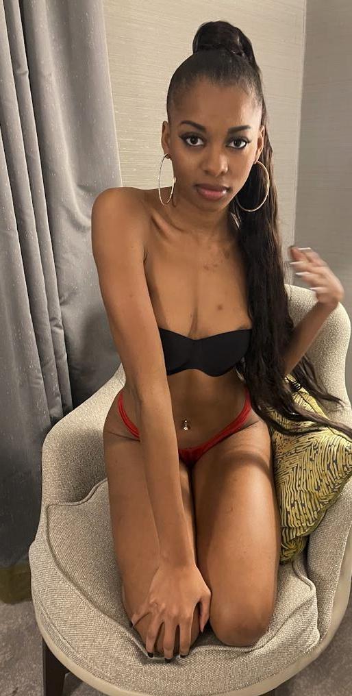 14P A gata de ébano oficial Lina Black mostra seu corpo pequeno em uma compilação sexy