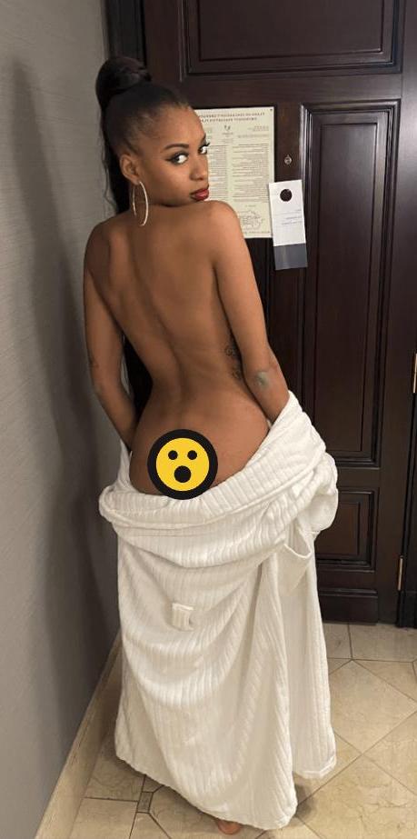 14P A gata de ébano oficial Lina Black mostra seu corpo pequeno em uma compilação sexy