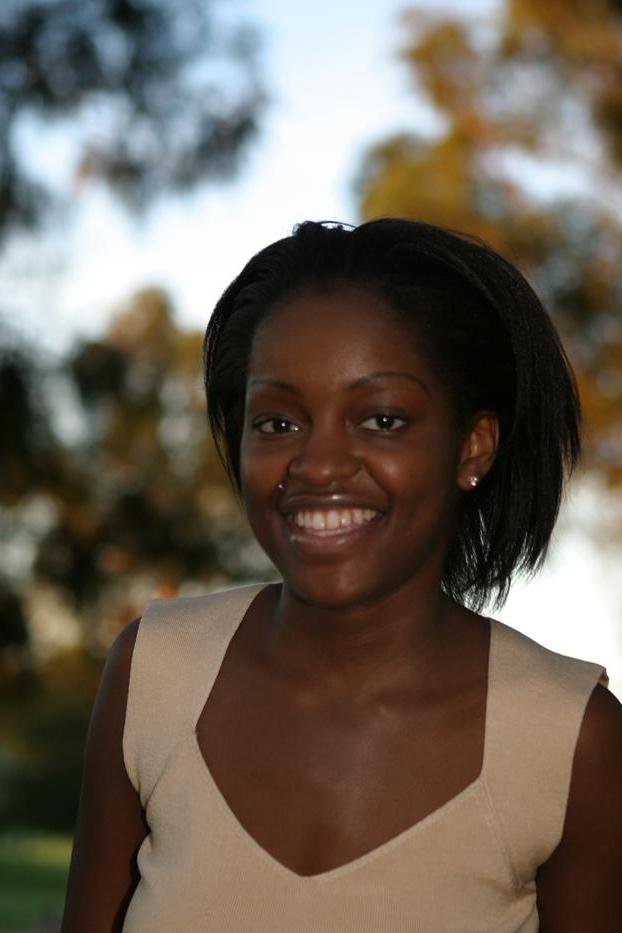 20P Gata negra sexy mostra seus lindos seios adolescentes com mamilos escuros