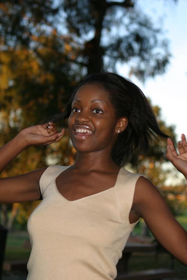 20P Gata negra sexy mostra seus lindos seios adolescentes com mamilos escuros